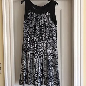 Sleeveless black and white dress